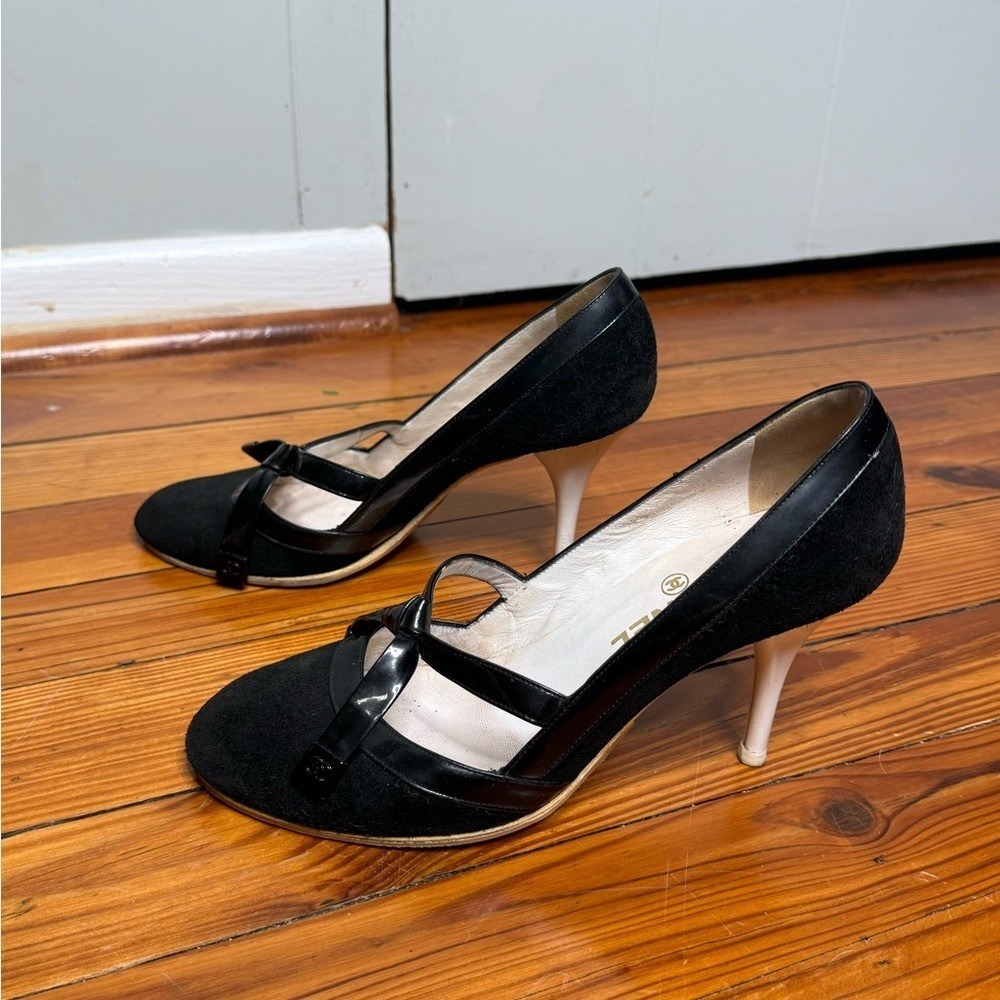 CHANEL CC Logo Vintage Two Tone Mary Jane Heel, Suede, Patent Leather, EU 37.5 - Picture 14 of 16